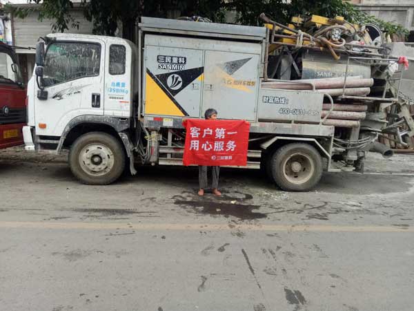 小型混凝土泵車施工